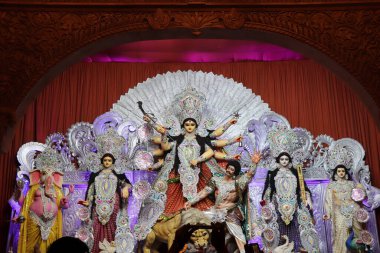 Durga Puja, Hindistan 'ın en büyük festivali. Durga puja festivalinde Hint kültürü sergileniyor. Kolkata Durga puja çok popüler bir Bengali festivalidir. Durga Puja en iyi Hindu festivali..