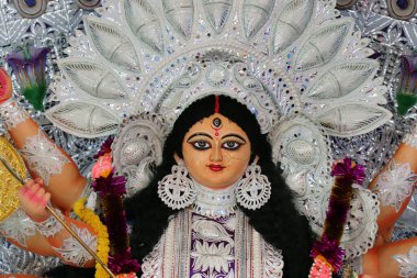 Durga Puja, Hindistan 'ın en büyük festivali. Durga puja festivalinde Hint kültürü sergileniyor. Kolkata Durga puja çok popüler bir Bengali festivalidir. Durga Puja en iyi Hindu festivali..