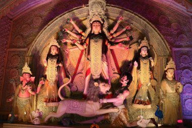 Durga Puja, Hindistan 'ın en büyük festivali. Durga puja festivalinde Hint kültürü sergileniyor. Kolkata Durga puja çok popüler bir Bengali festivalidir. Durga Puja en iyi Hindu festivali..