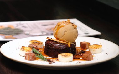 Çikolatalı lav keki ve dondurmalı kahve.