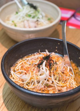 Japon eriştesi ve balık çorbası.