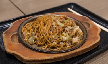 Japon eriştesi sıcak tavada, adı Yakisoba.