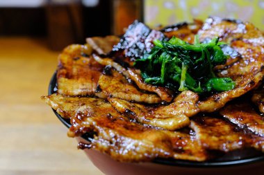 Ama Don, Japon usulü kızarmış domuz pirinci.