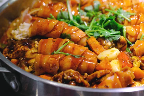 Yakın plan domuz pastırması ve mantar soslu.