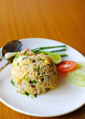 Limonlu, domatesli ve salatalıklı pilav.