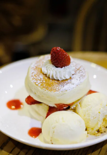 Taze çilekli pofuduk krep.