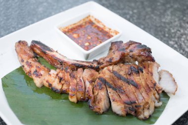 Tayland soslu kızarmış domuz eti.