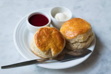 Çilek reçelli ve krem peynirli iki çörek.