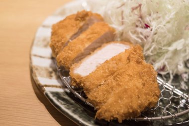 Strilion Tonkatsu ahşap masada