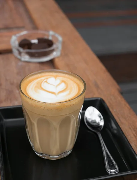 Gorąca Sztuka Latte Kawa Drewnianym Stole — Zdjęcie stockowe