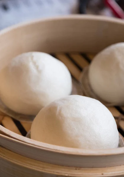 Drei Brötchen Der Bambuspfanne — Stockfoto