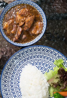 Kızarmış domuz ve pilav manzarası.