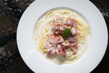 Carbonara soslu spagetti.