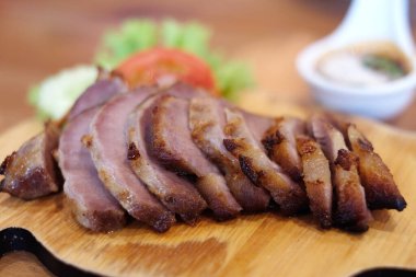 Baharatlı soslu domuz budu dilimi.