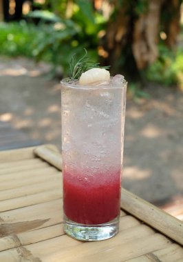 İtalyan buzlu liçi sodası.