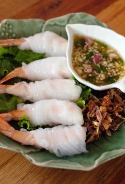 Tayland usulü baharatlı karidesli erişte.