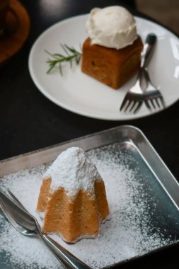 Yakın plan lezzetli ekmek ve şeker kreması.