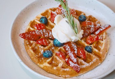 Sütlü dondurma ile karışık böğürtlenin üst görünümü