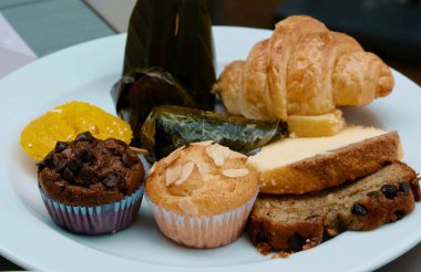 Thai tatlısıyla tatlı kekin karışımı.