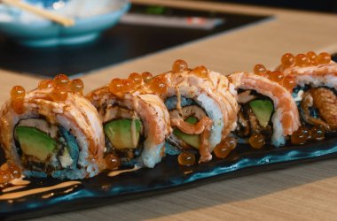 Japon füme somon suşisi ve avokado.