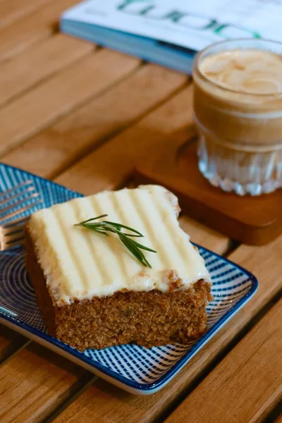 Primer Plano Pastel Zanahoria Con Fondo Café Helado —  Fotos de Stock