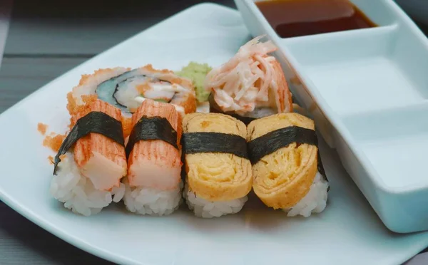 Míchané Japonské Sushi Bílém Talíři — Stock fotografie