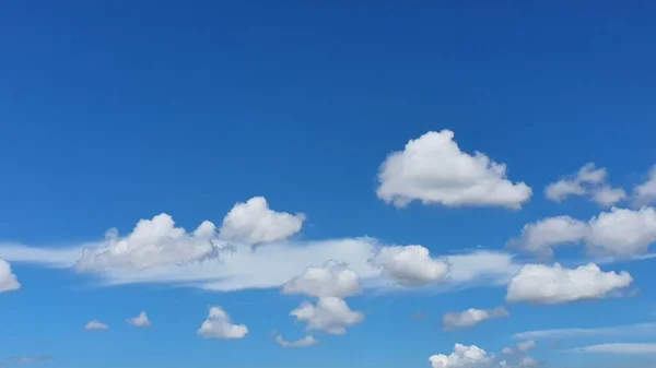 Bulutlar Mavi Gökyüzündeki Beyaz Bulutlar — Stok fotoğraf