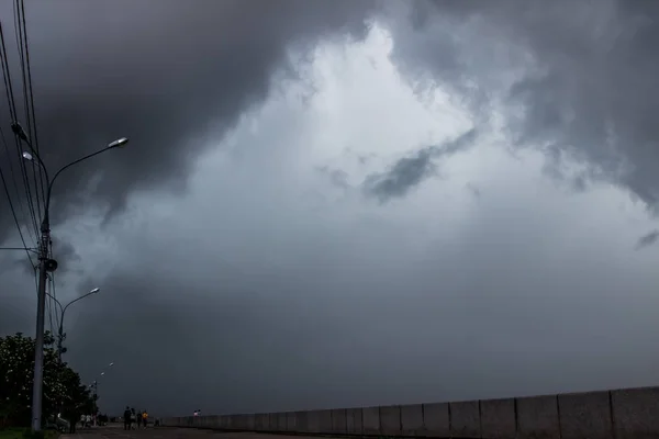 Nuvole Tempesta Prima Della Pioggia Strade Della Città Sotto Pioggia — Foto Stock