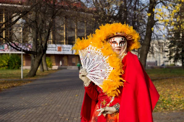 Młoda Dziewczyna Garniturze Jesień Karnawał Maska Tle Autumn Drzewa — Zdjęcie stockowe
