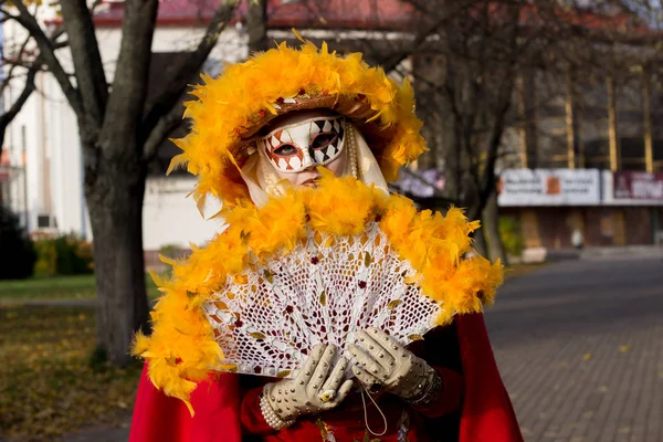 Młoda Dziewczyna Garniturze Jesień Karnawał Maska Tle Autumn Drzewa — Zdjęcie stockowe