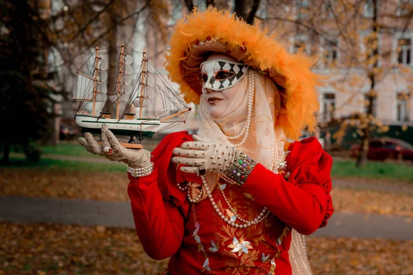 Jovem Terno Outono Uma Máscara Carnaval Fundo Árvores Outono — Fotografia de Stock