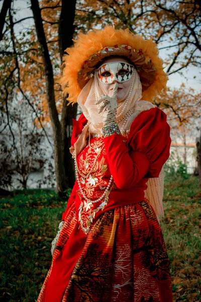 Sonbahar Sonbahar Ağaçlar Arka Plan Üzerinde Bir Karnaval Maskesi Elbiseli — Stok fotoğraf
