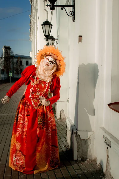 Jeune Fille Costume Automne Dans Masque Carnaval Sur Fond Des — Photo