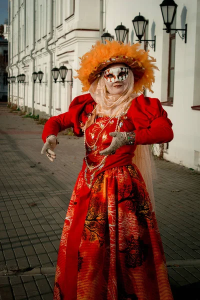 Jovem Terno Outono Uma Máscara Carnaval Fundo Árvores Outono — Fotografia de Stock