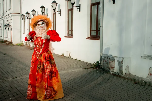 Junges Mädchen Anzug Herbst Einer Karnevalsmaske Auf Dem Hintergrund Von — Stockfoto