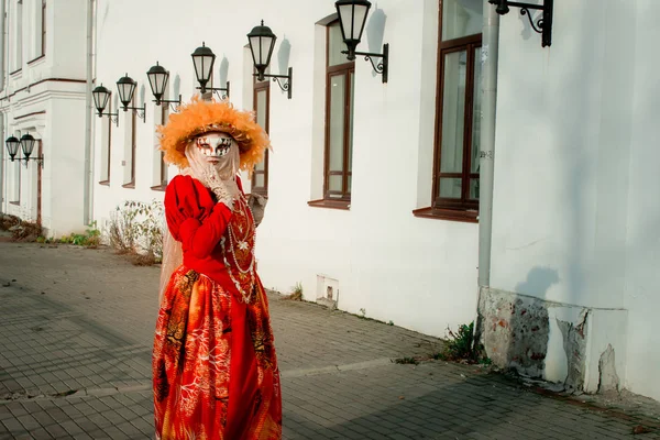 Jovem Terno Outono Uma Máscara Carnaval Fundo Árvores Outono — Fotografia de Stock