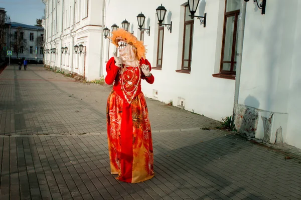 Jeune Fille Costume Automne Dans Masque Carnaval Sur Fond Des — Photo