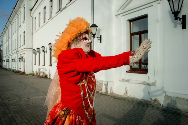 Fiatal Lány Egy Öltöny Ősz Karneváli Maszk Háttér Őszi Fák — Stock Fotó