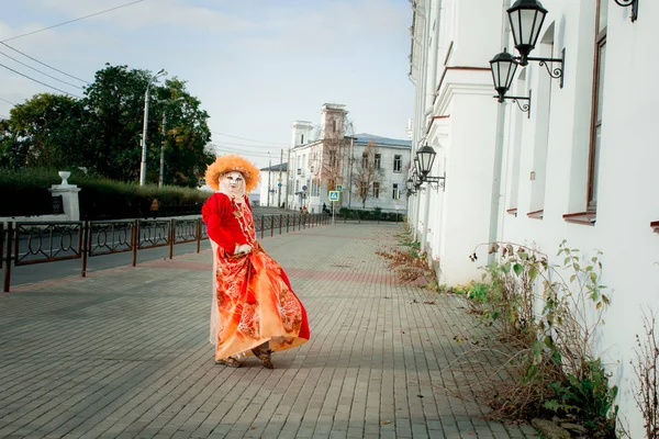 Mladá Dívka Obleku Podzim Karnevalové Masce Pozadí Podzimní Stromy — Stock fotografie