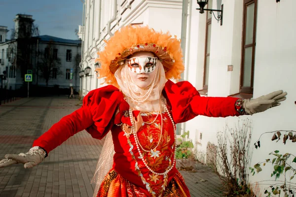 Jovem Terno Outono Uma Máscara Carnaval Fundo Árvores Outono — Fotografia de Stock