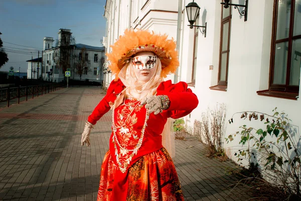 Jovem Terno Outono Uma Máscara Carnaval Fundo Árvores Outono — Fotografia de Stock