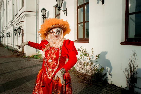 Junges Mädchen Anzug Herbst Einer Karnevalsmaske Auf Dem Hintergrund Von — Stockfoto