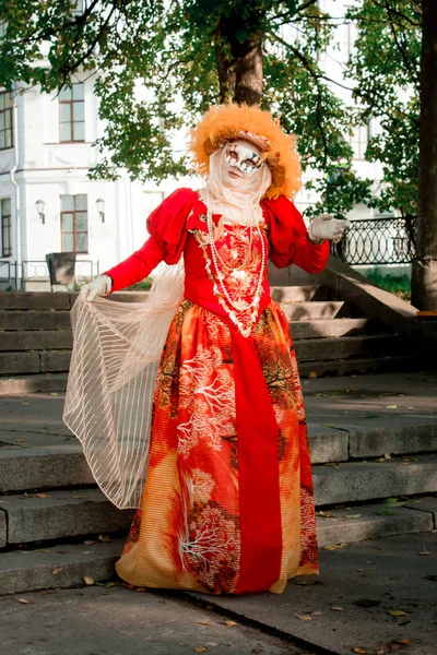 Jeune Fille Costume Automne Dans Masque Carnaval Sur Fond Des — Photo