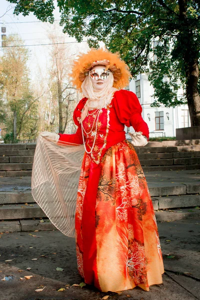 Jovem Terno Outono Uma Máscara Carnaval Fundo Árvores Outono — Fotografia de Stock