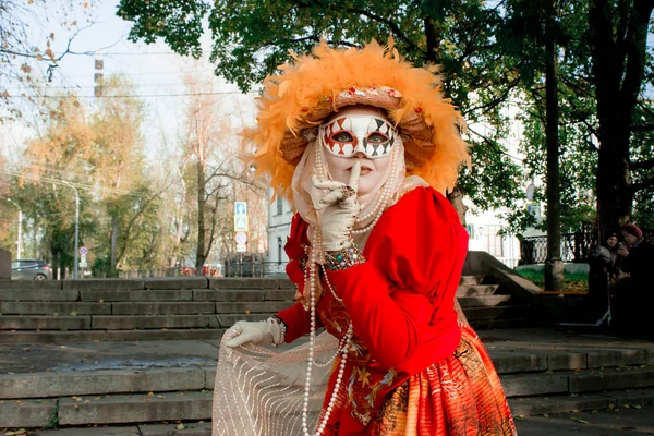 Jovem Terno Outono Uma Máscara Carnaval Fundo Árvores Outono — Fotografia de Stock