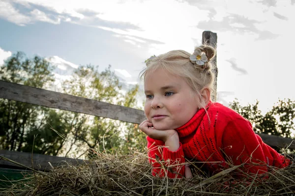 Trochę Piękna Dziewczyna Barnyard Spacery Kozą Pomaga Dbać Zwierzęta Zdjęcie Stockowe