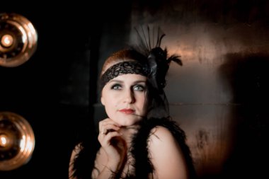 20. yüzyılın 30 yıl suretinde güzel genç kız.