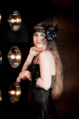 20. yüzyılın 30 yıl suretinde güzel genç kız.