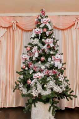 Güzel, süslü, Noel ağacı. Yapay Ladin Noel tatil için dekore edilmiştir