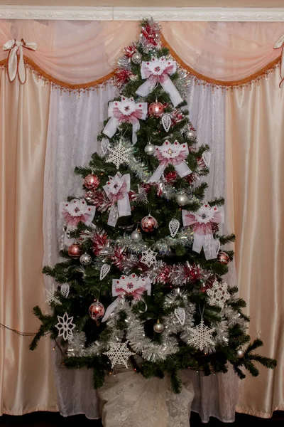 Beau Sapin Noël Décoré Épinette Artificielle Est Décorée Pour Fête — Photo